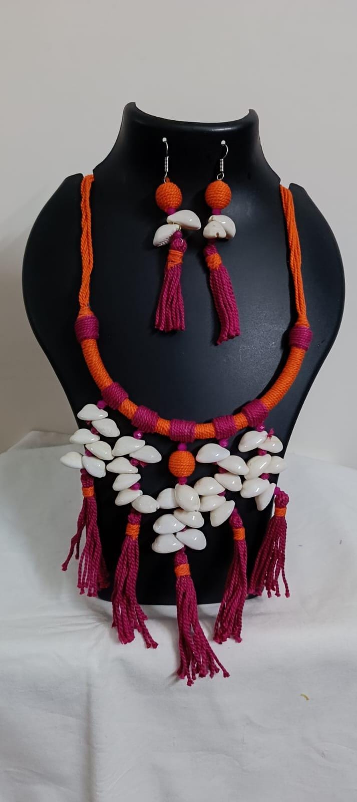 Exclusive orange n pink hasuli thread necklace set with shell fringes n matching earrings