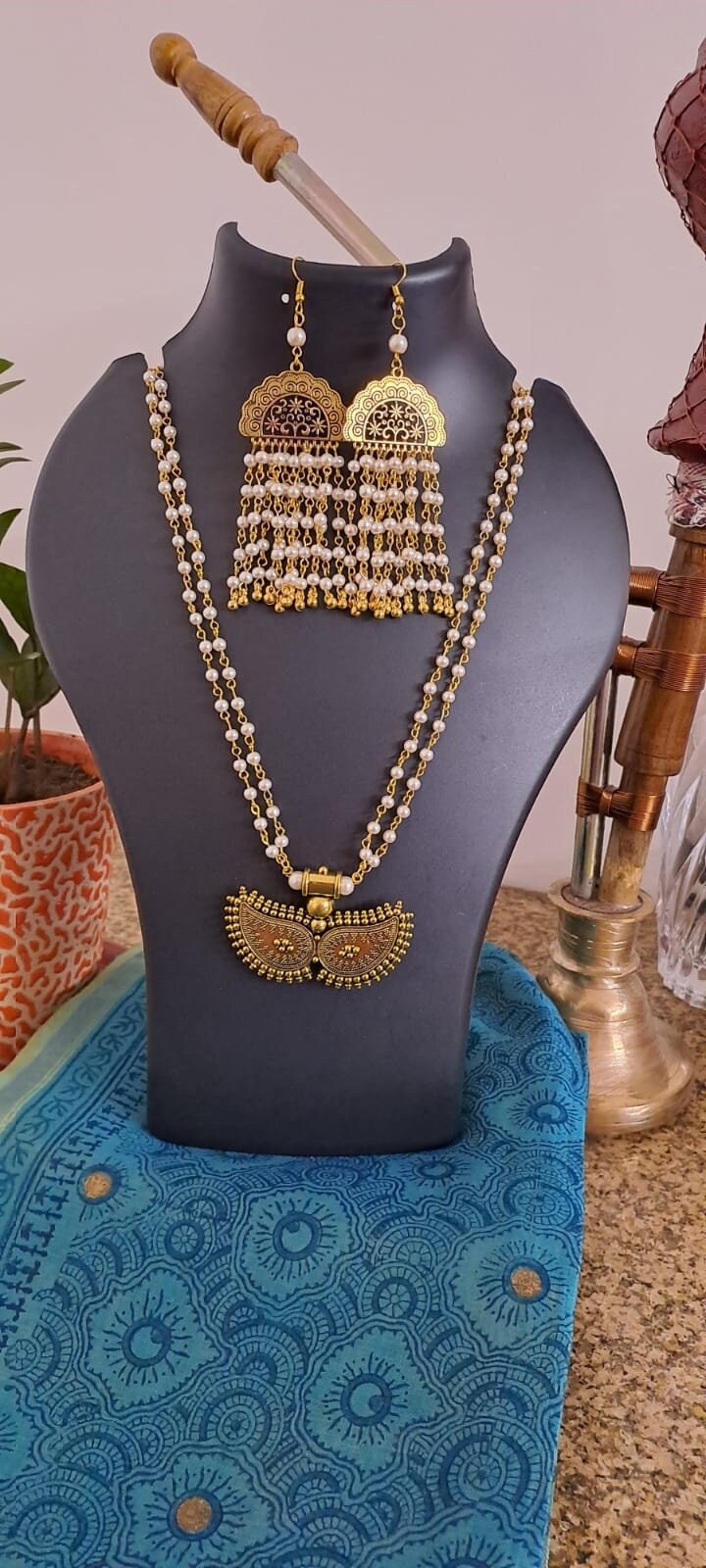 Pearl necklace with golden oxidised pendant