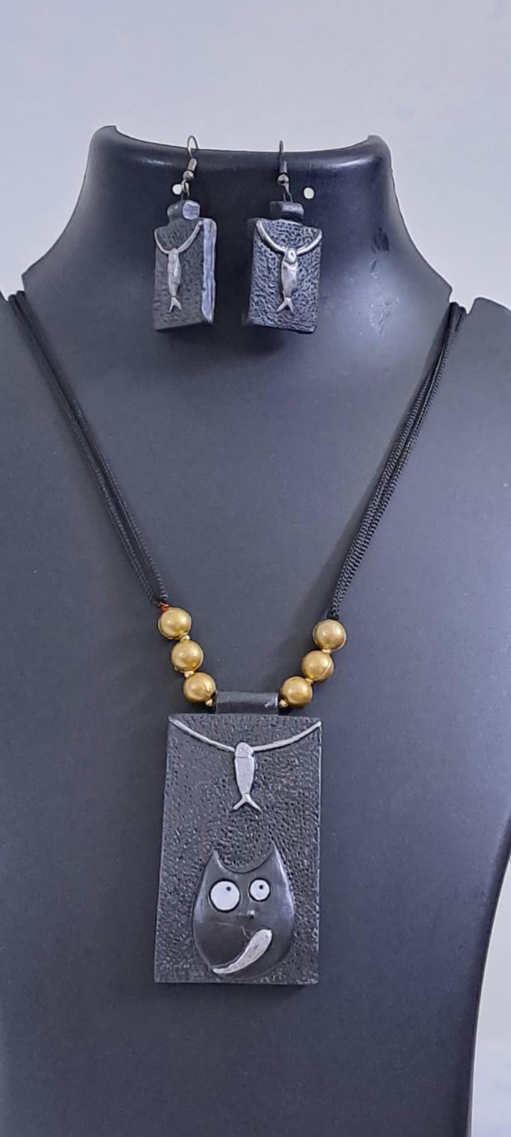 Terracotta pendant necklace