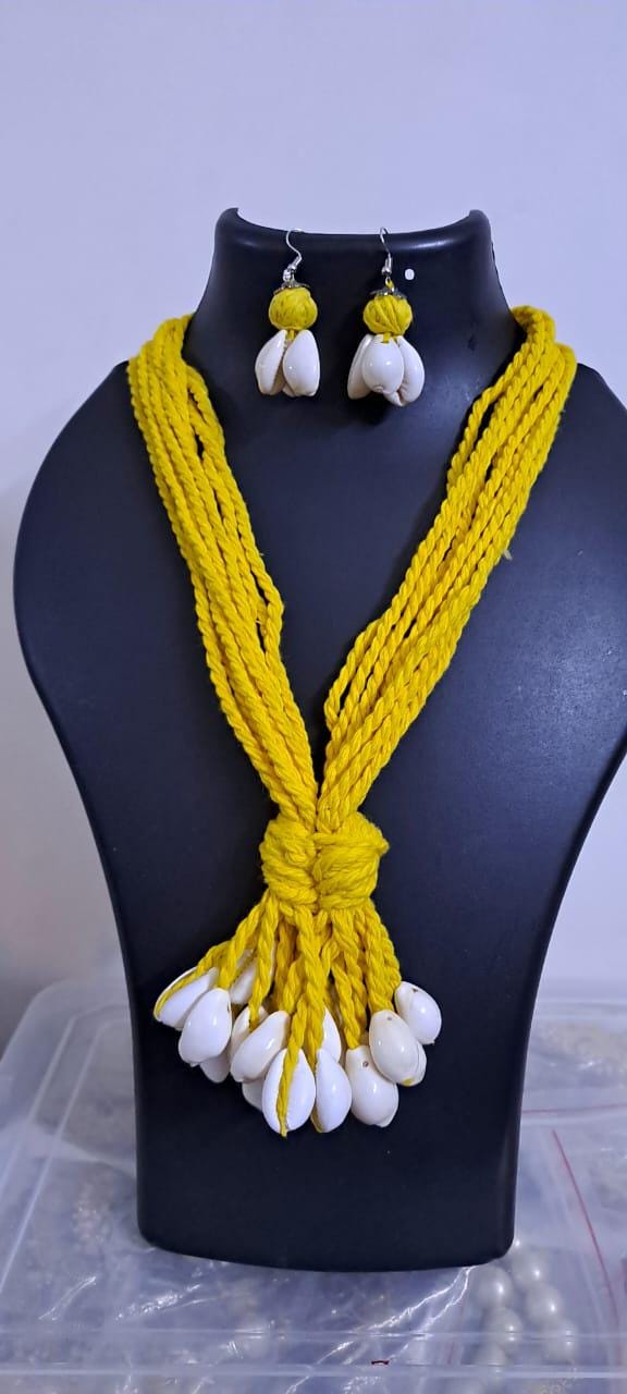 Exclusive combo shell necklaces  and matching earrings (4 sets)