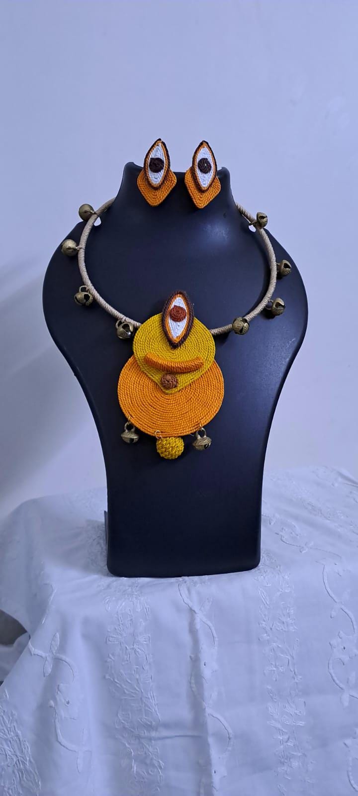 Exclusive hasuli necklace set with attractive round eye thread pendant n matching earrings