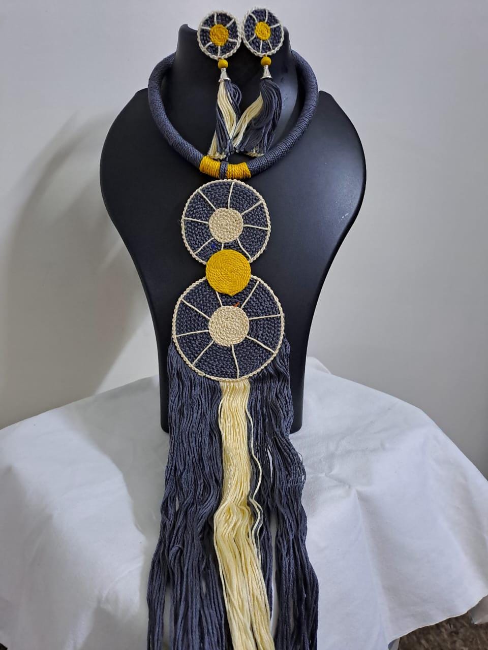 Exclusive thread necklace set with round pendant n matching earrings