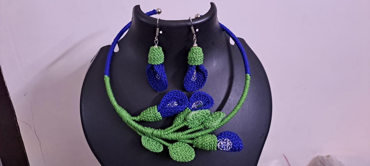 Exclusive hasuli necklace set with attractive flowers n matching earrings