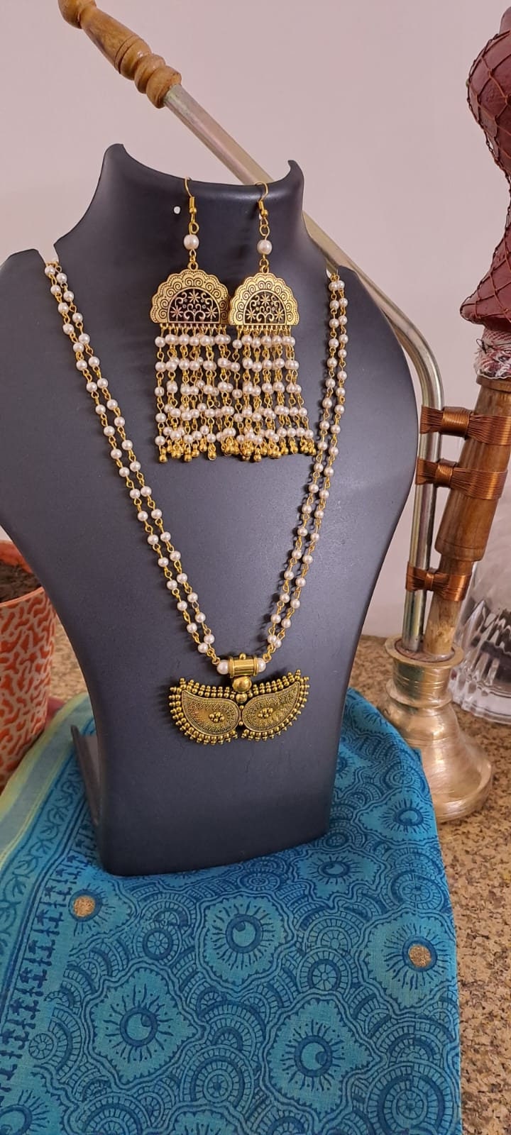 Pearl necklace with golden oxidised pendant