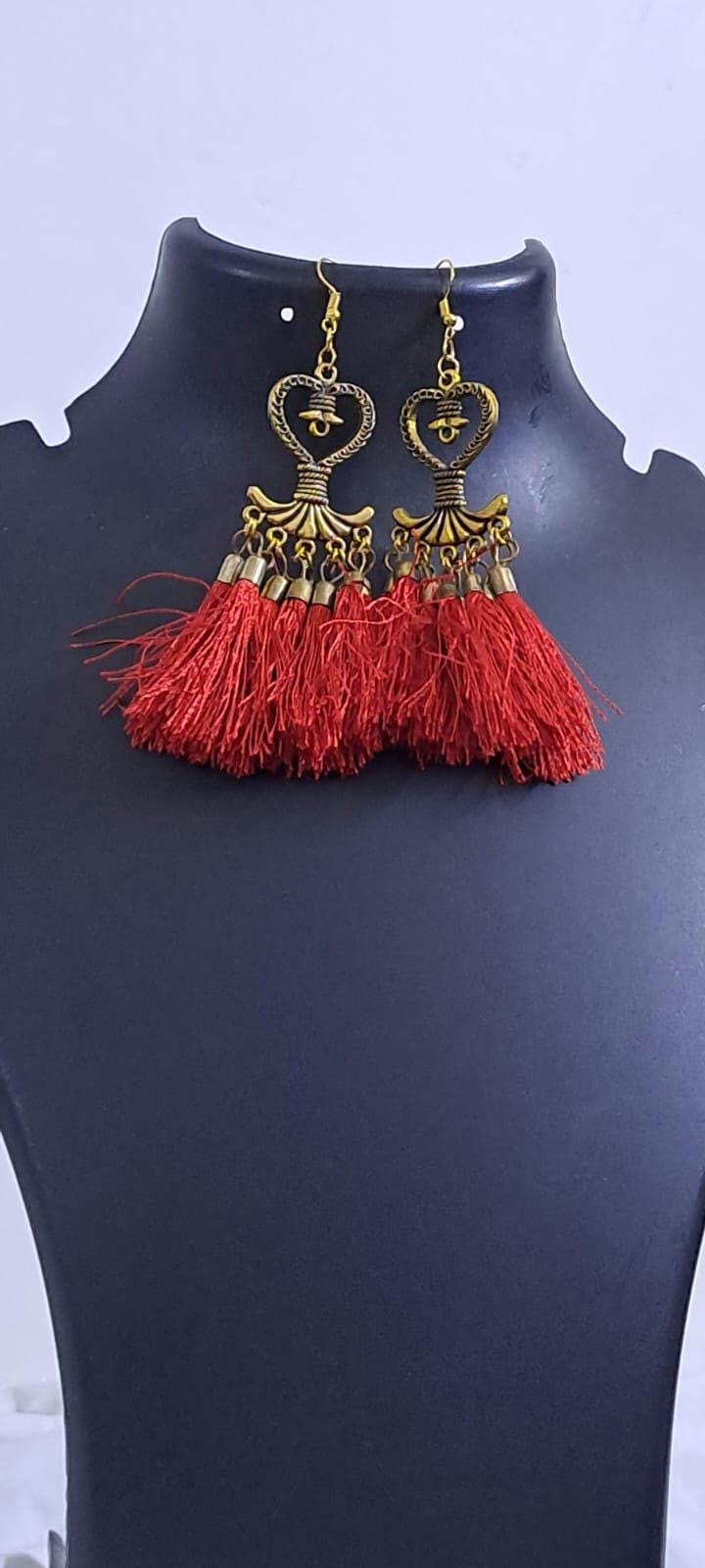 Golden neckband with red silk thread fringes and matching earrings