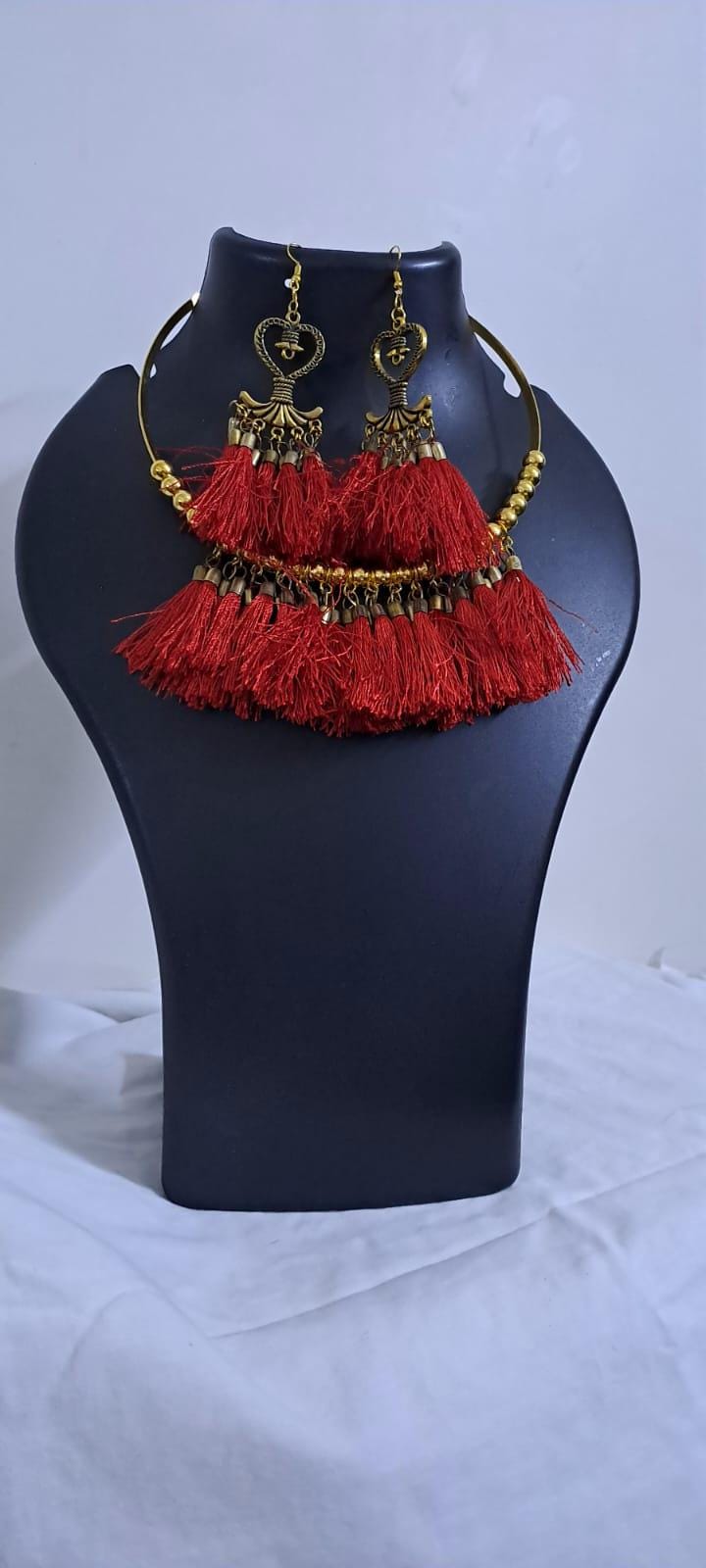 Golden neckband with red silk thread fringes and matching earrings