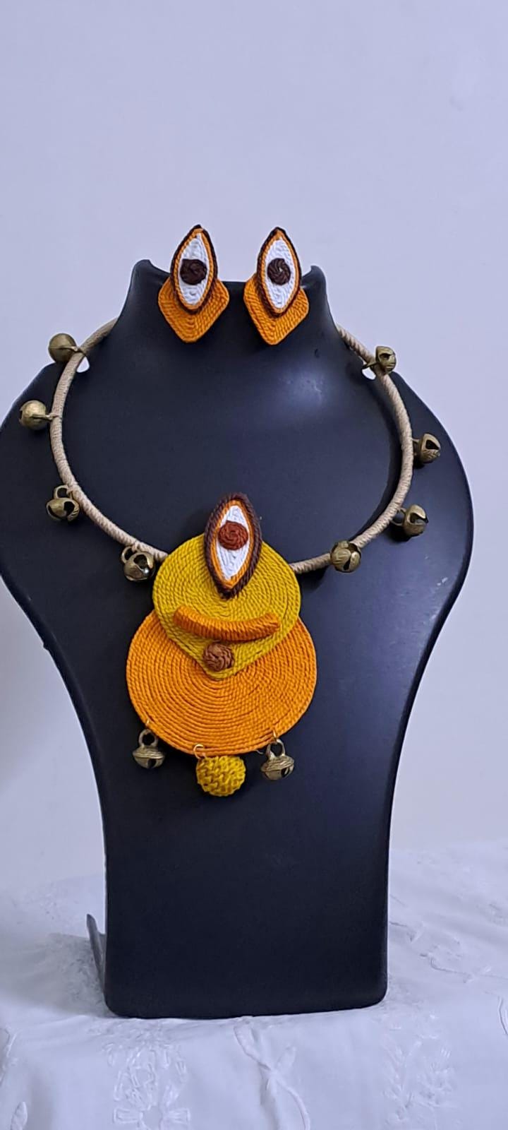 Exclusive hasuli necklace set with attractive round eye thread pendant n matching earrings