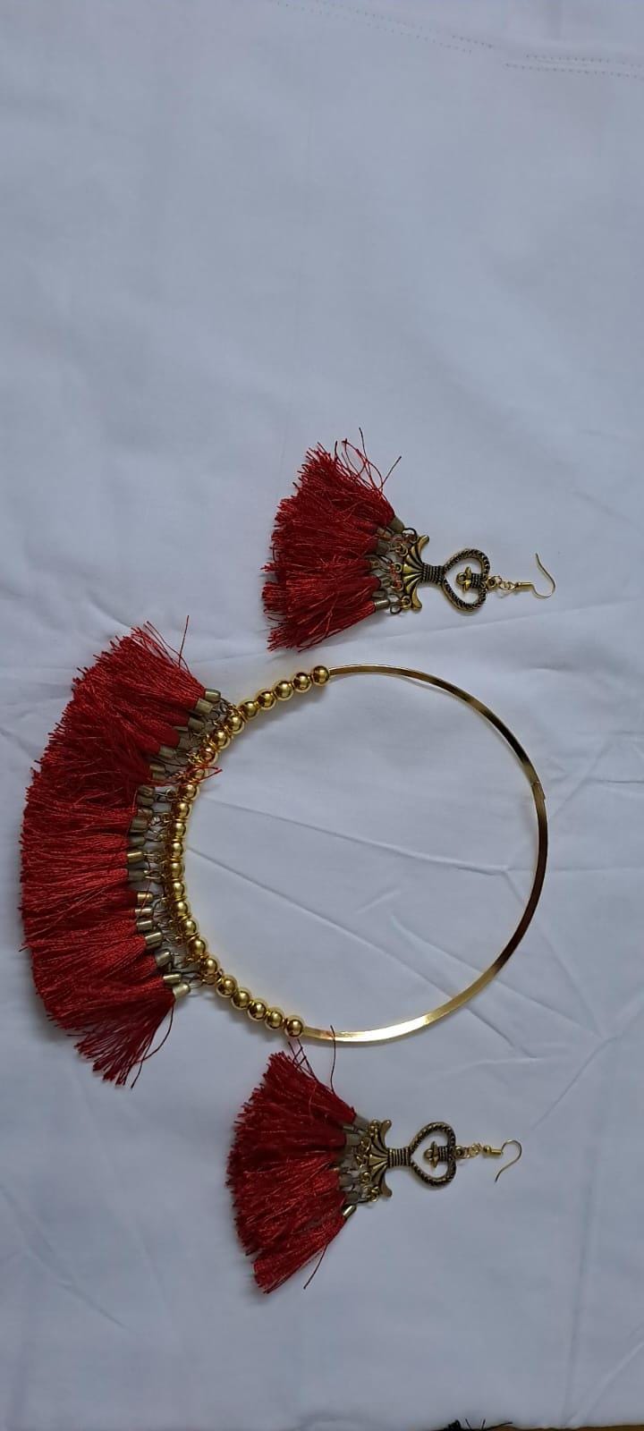 Golden neckband with red silk thread fringes and matching earrings