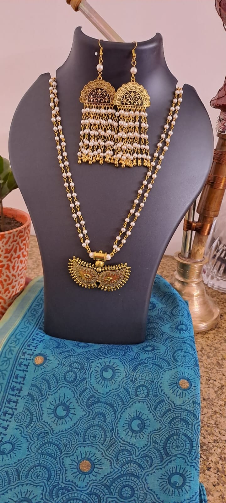 Pearl necklace with golden oxidised pendant