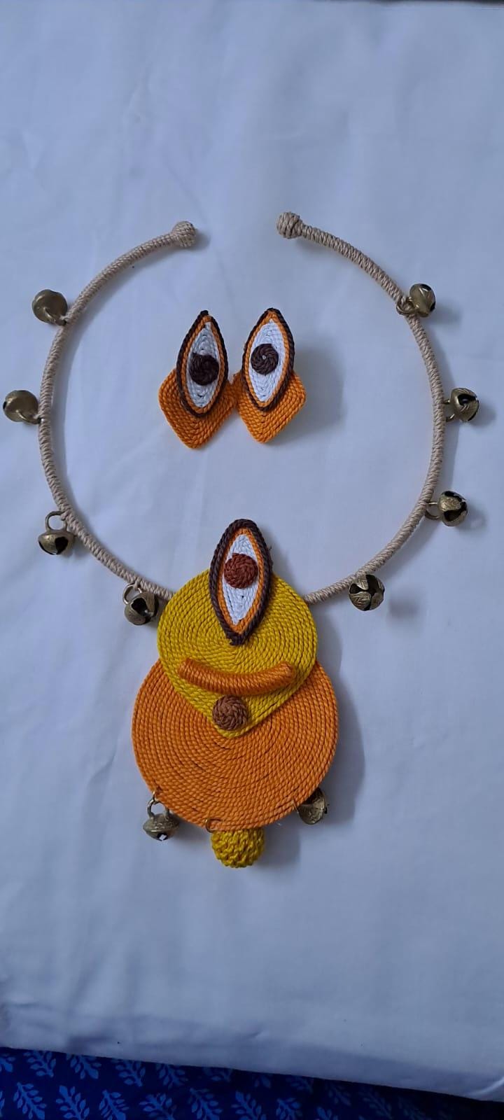 Exclusive hasuli necklace set with attractive round eye thread pendant n matching earrings