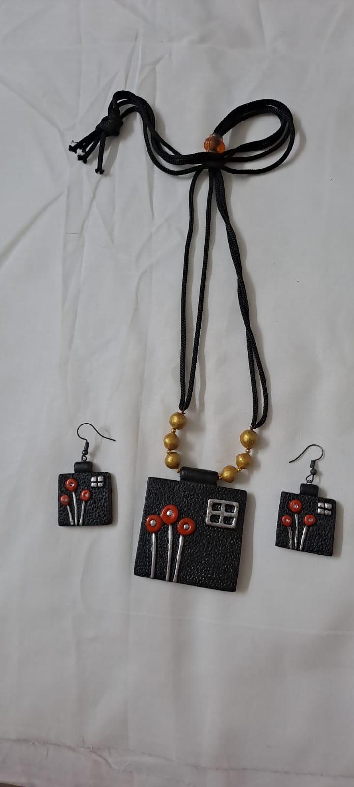 Terracotta pendant necklace
