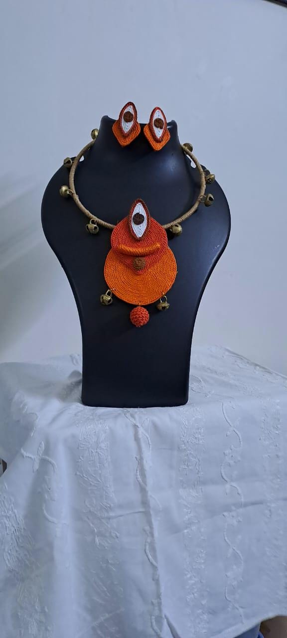Exclusive hasuli necklace set with attractive round eye thread pendant n matching earrings