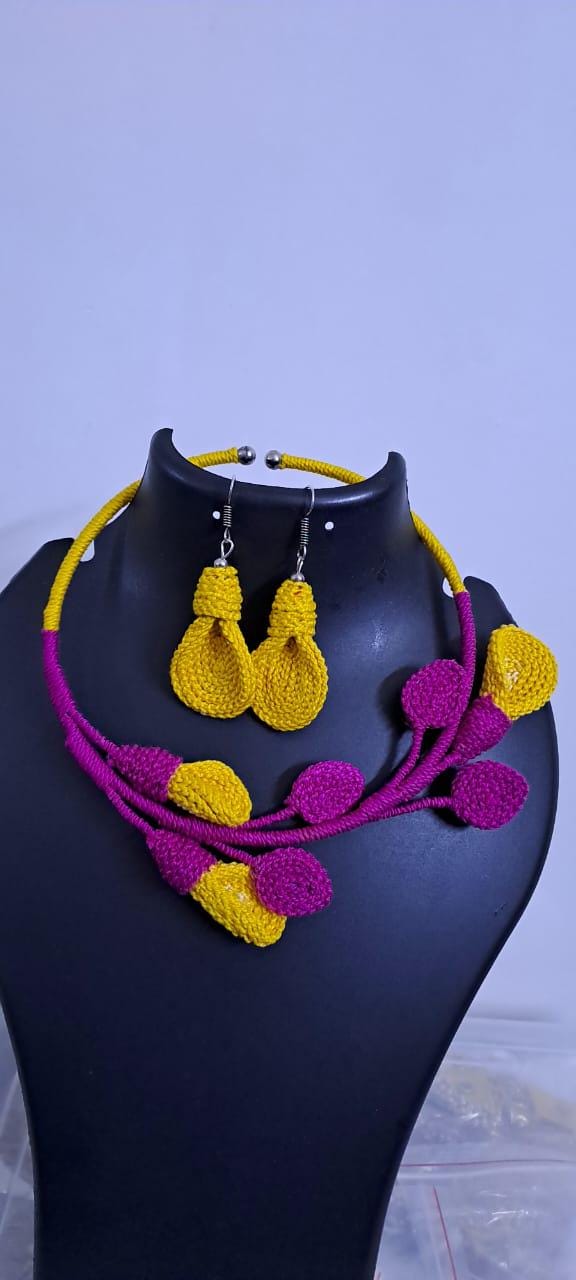 Exclusive hasuli necklace set with attractive flowers n matching earrings