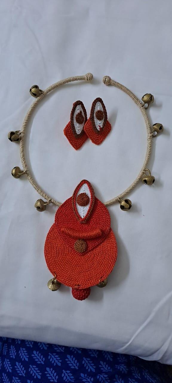 Exclusive hasuli necklace set with attractive round eye thread pendant n matching earrings