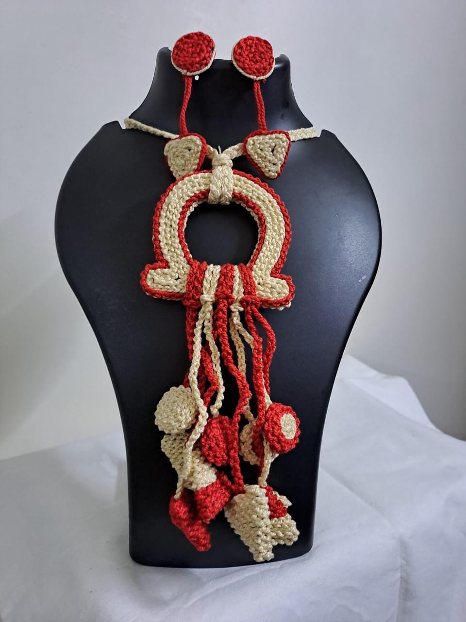 Crochet thread necklace with fringes and matching earrings