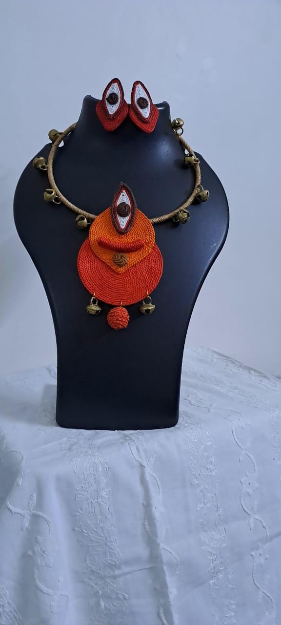 Exclusive hasuli necklace set with attractive round eye thread pendant n matching earrings