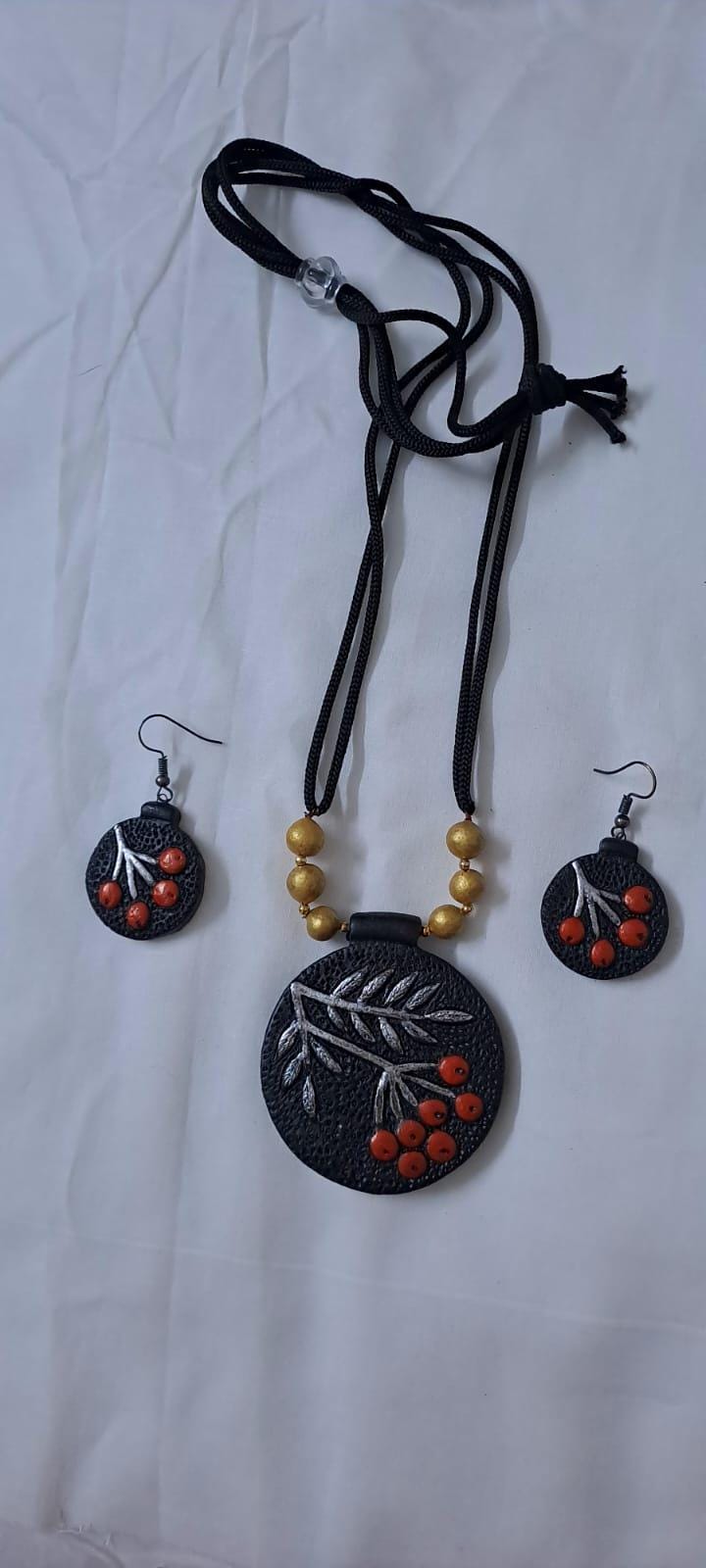 Terracotta pendant necklace