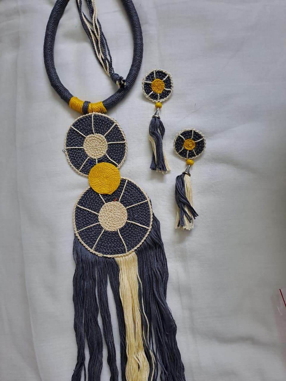 Exclusive thread necklace set with round pendant n matching earrings
