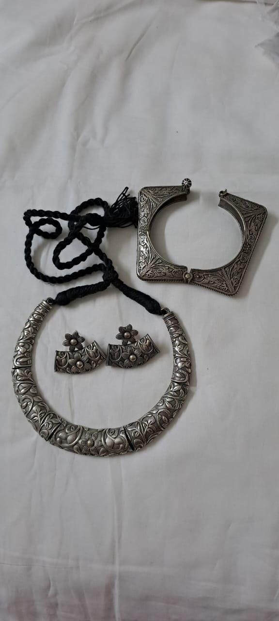 Exclusive silver oxidised hasuli set with matching earrings n bracelet