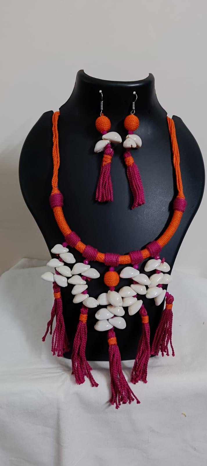 Exclusive orange n pink hasuli thread necklace set with shell fringes n matching earrings