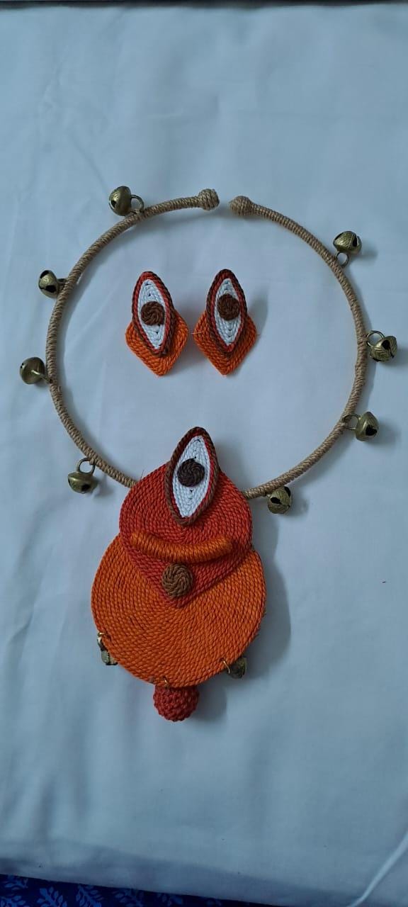 Exclusive hasuli necklace set with attractive round eye thread pendant n matching earrings