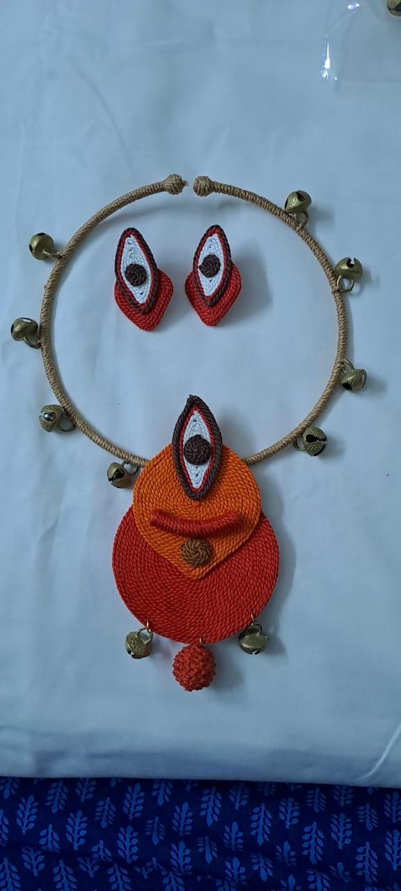 Exclusive hasuli necklace set with attractive round eye thread pendant n matching earrings
