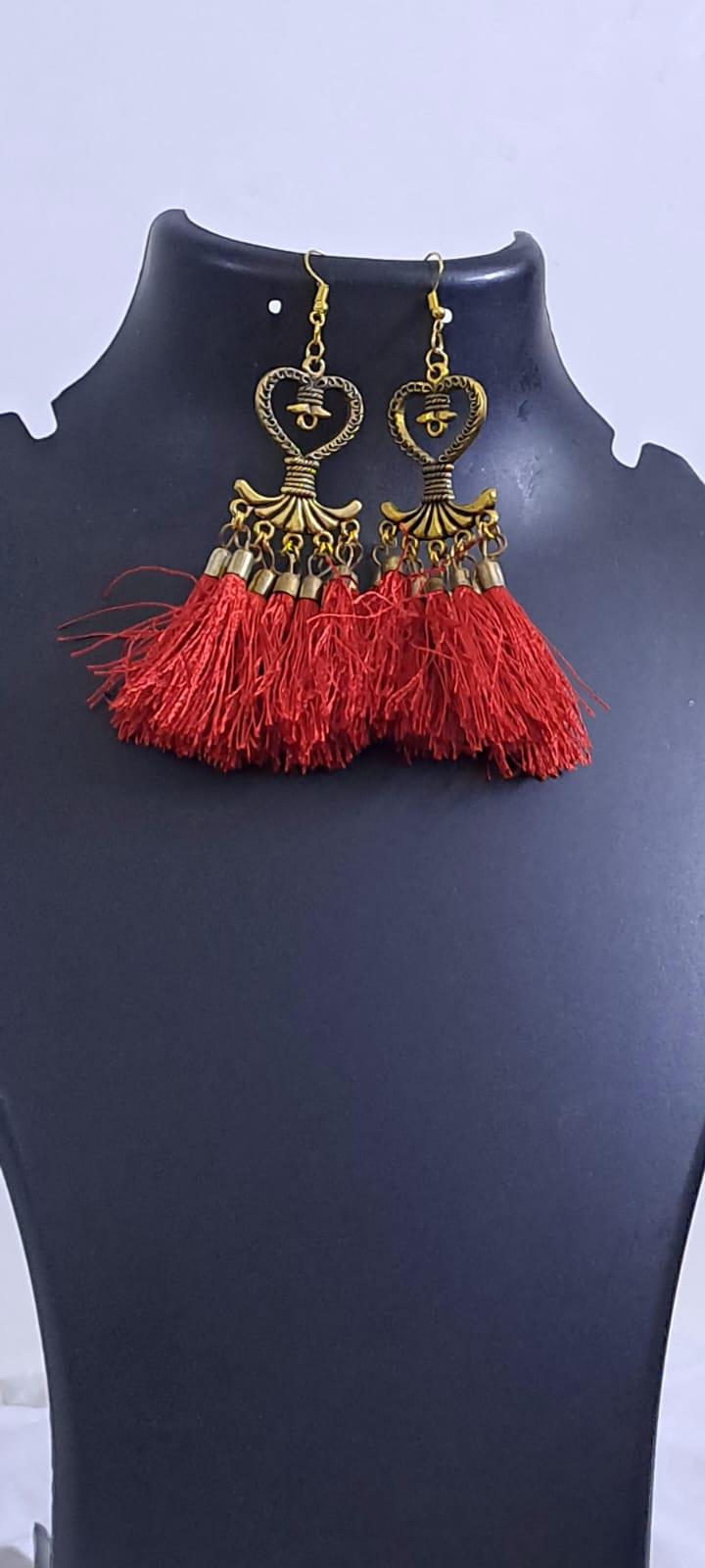 Golden neckband with red silk thread fringes and matching earrings