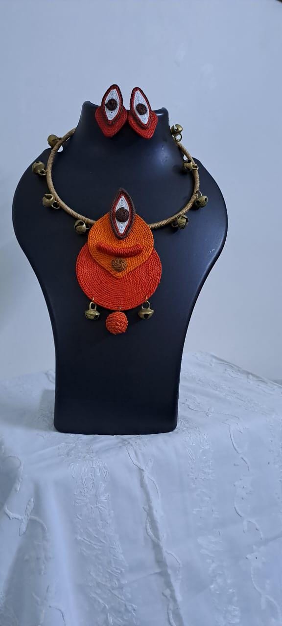 Exclusive hasuli necklace set with attractive round eye thread pendant n matching earrings