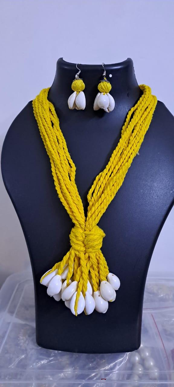 Exclusive combo shell necklaces  and matching earrings (4 sets)