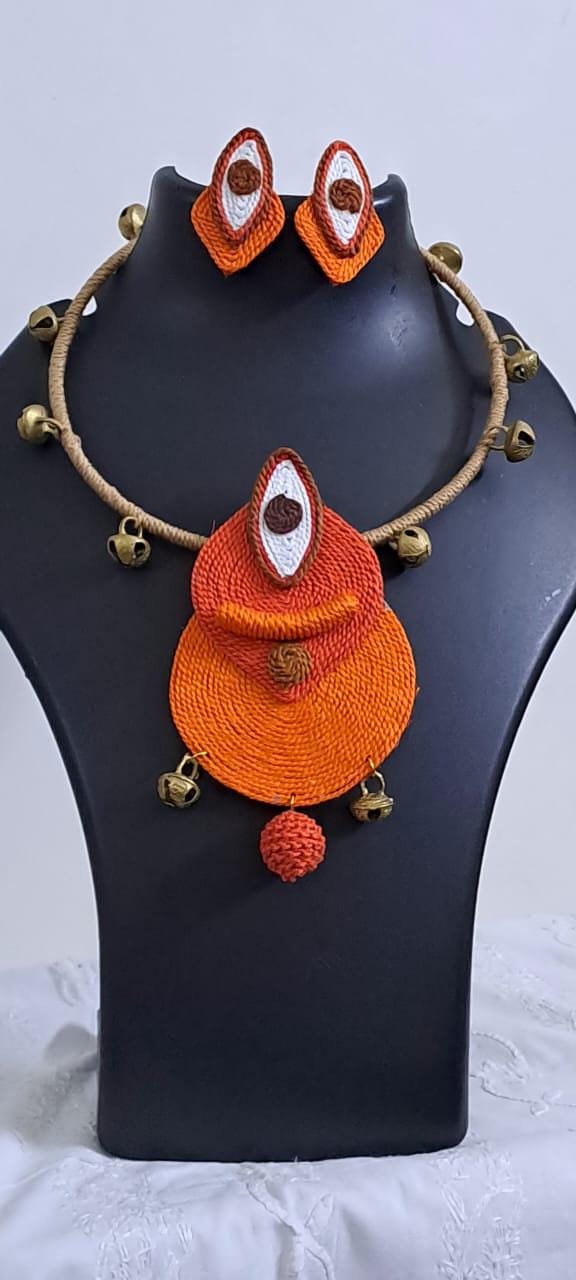 Exclusive hasuli necklace set with attractive round eye thread pendant n matching earrings