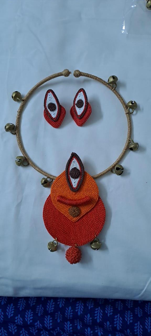 Exclusive hasuli necklace set with attractive round eye thread pendant n matching earrings