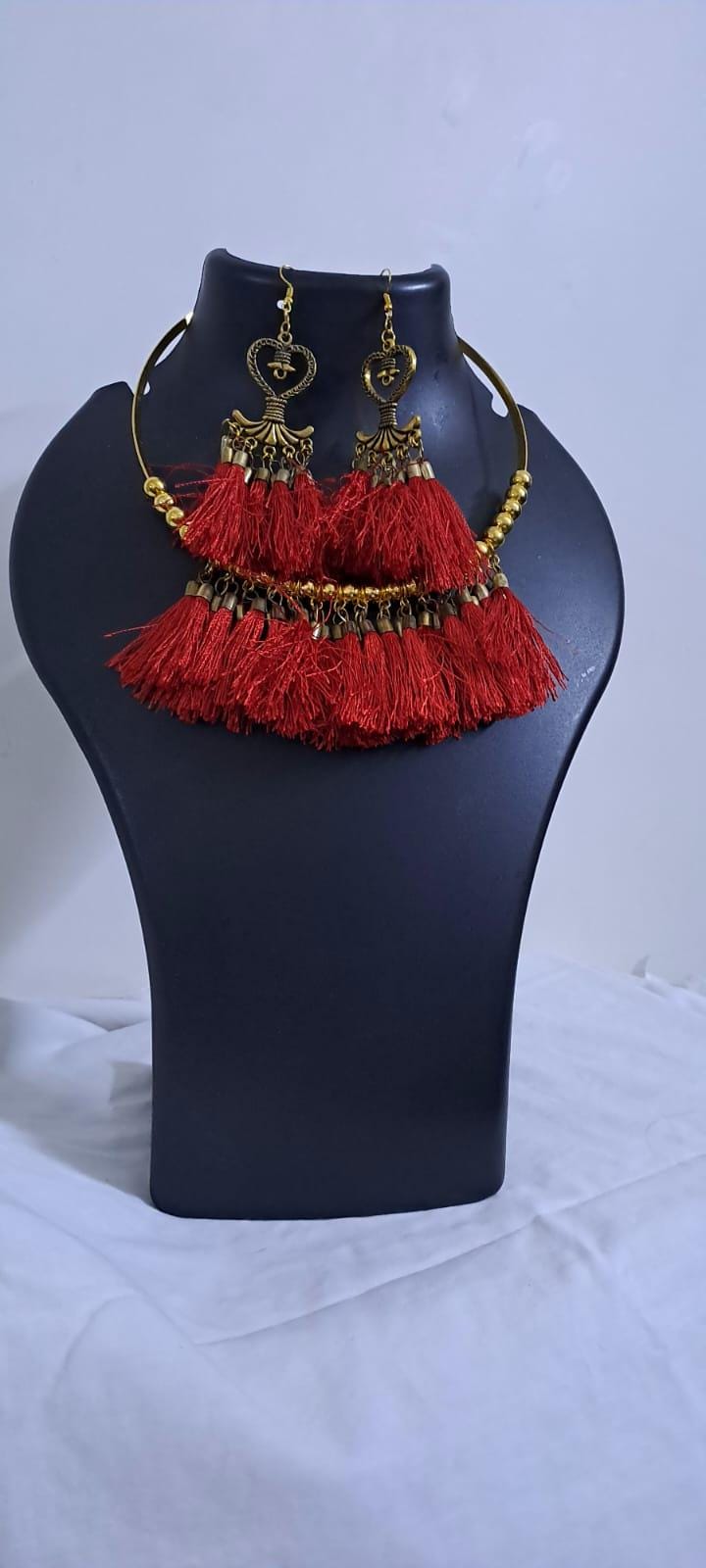 Golden neckband with red silk thread fringes and matching earrings