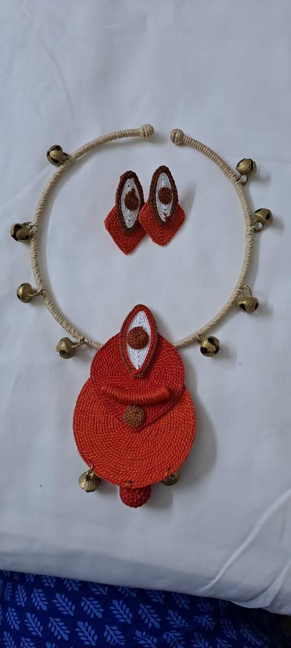 Exclusive hasuli necklace set with attractive round eye thread pendant n matching earrings