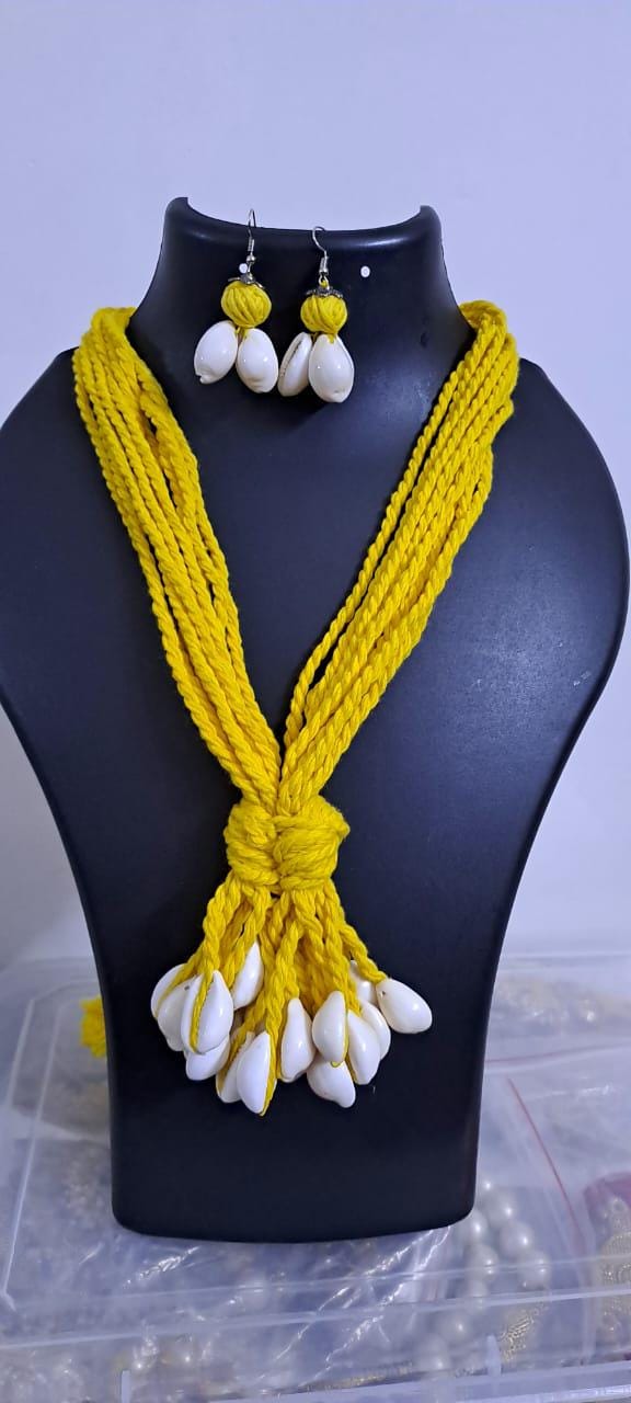 Exclusive combo shell necklaces  and matching earrings (4 sets)