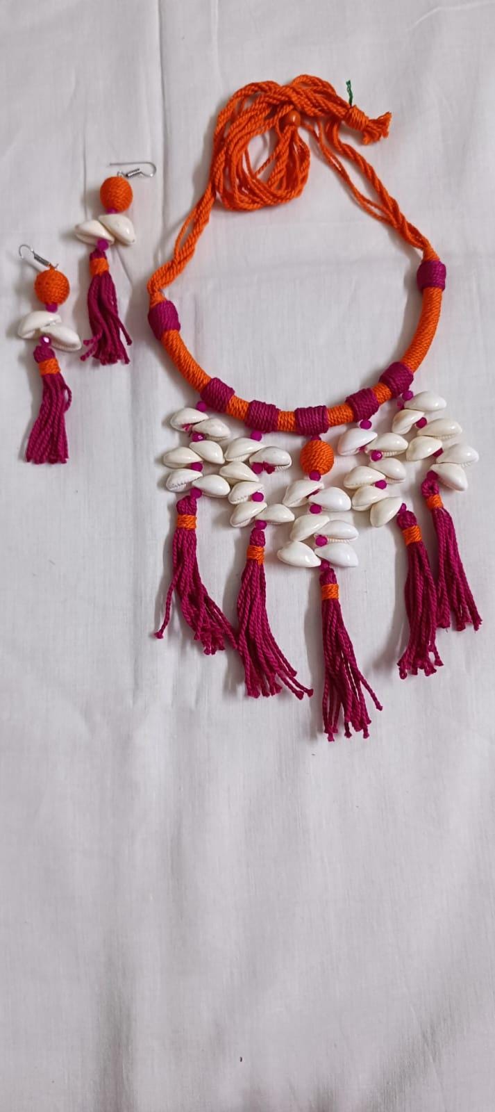 Exclusive orange n pink hasuli thread necklace set with shell fringes n matching earrings