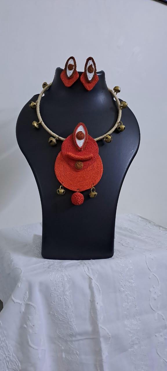 Exclusive hasuli necklace set with attractive round eye thread pendant n matching earrings
