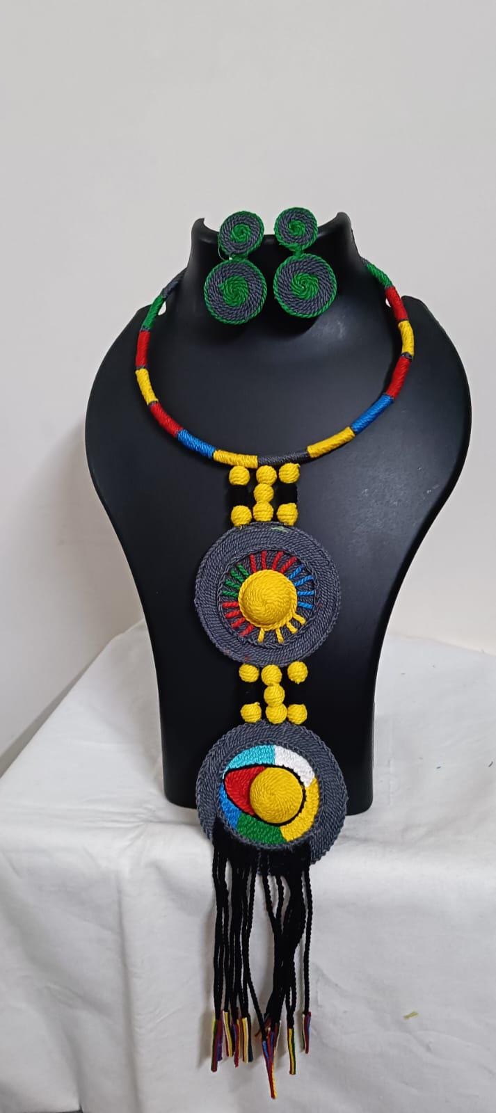 Exclusive multicoloured hasuli thread necklace set with round thread pendant n matching earrings