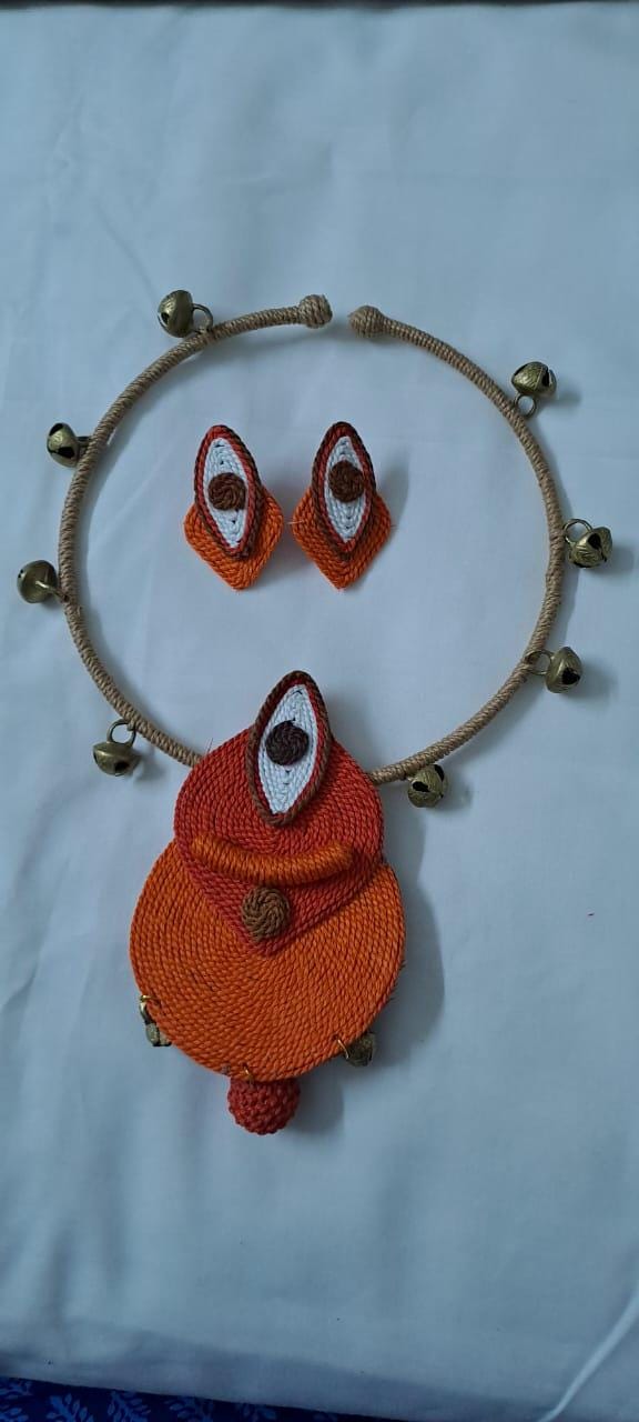 Exclusive hasuli necklace set with attractive round eye thread pendant n matching earrings