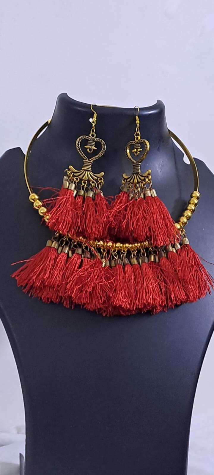 Golden neckband with red silk thread fringes and matching earrings