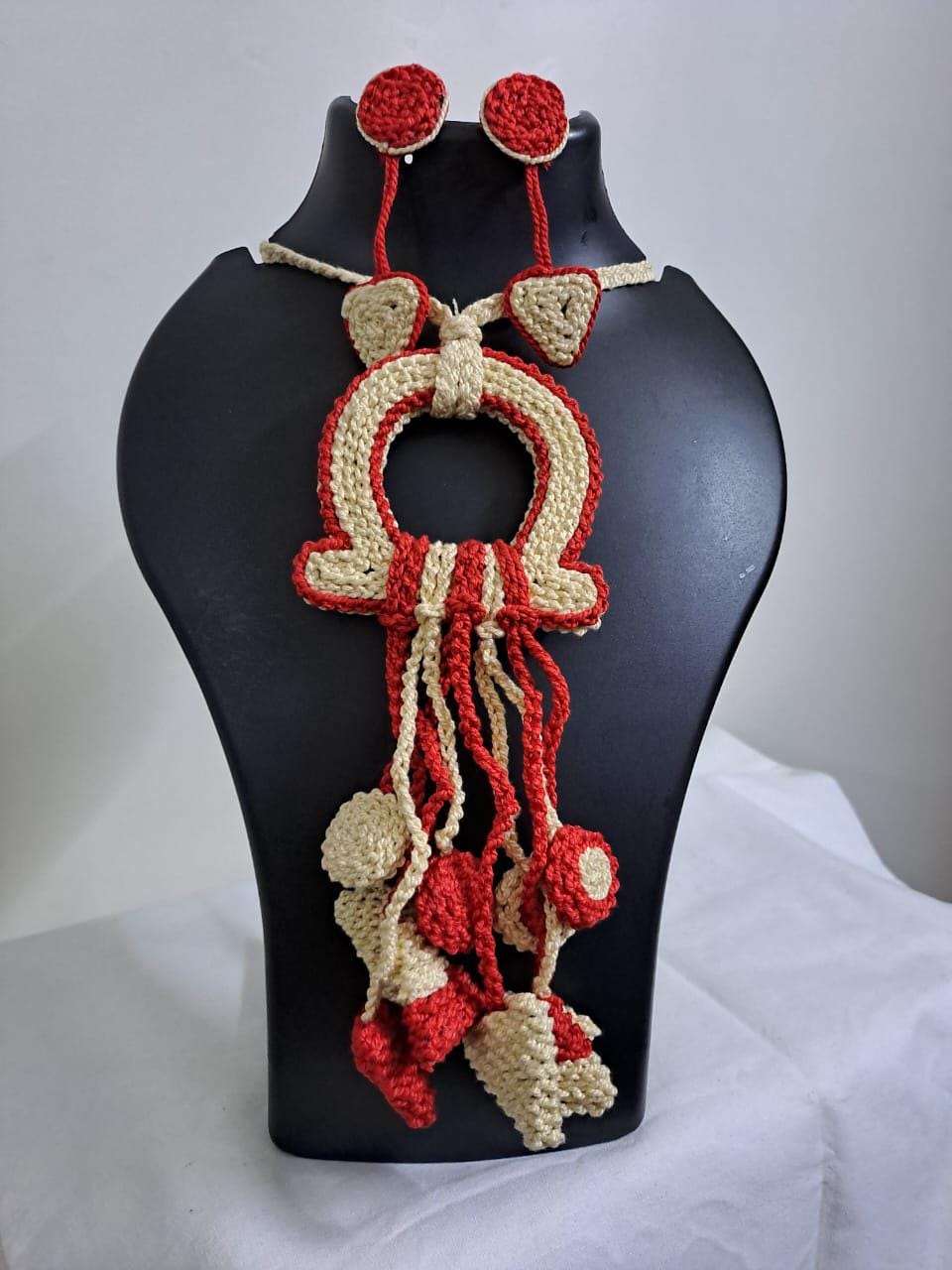 Crochet thread necklace with fringes and matching earrings