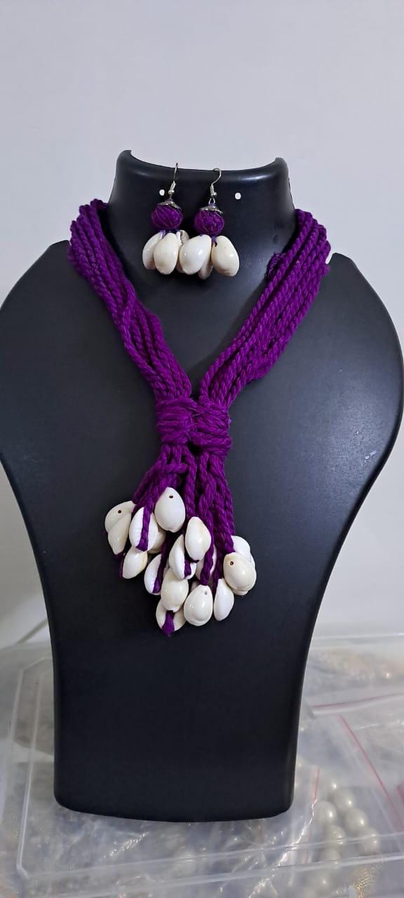 Exclusive combo shell necklaces  and matching earrings (4 sets)