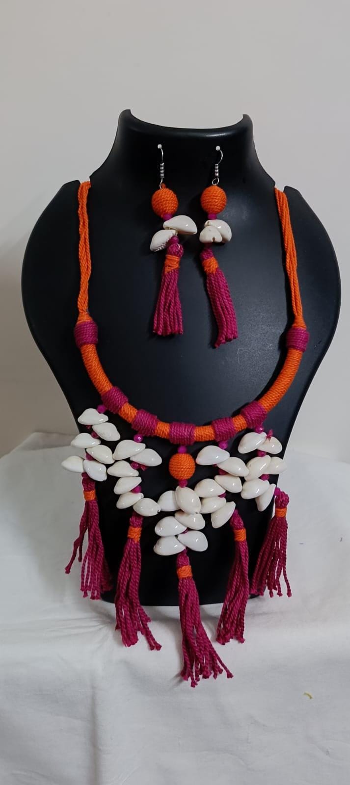 Exclusive orange n pink hasuli thread necklace set with shell fringes n matching earrings