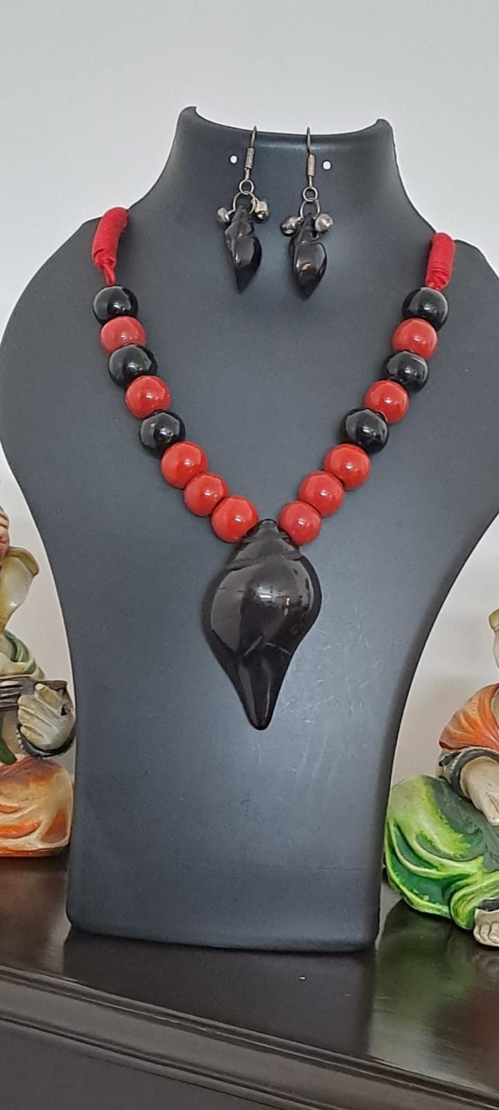 Black Shankh pendant necklace