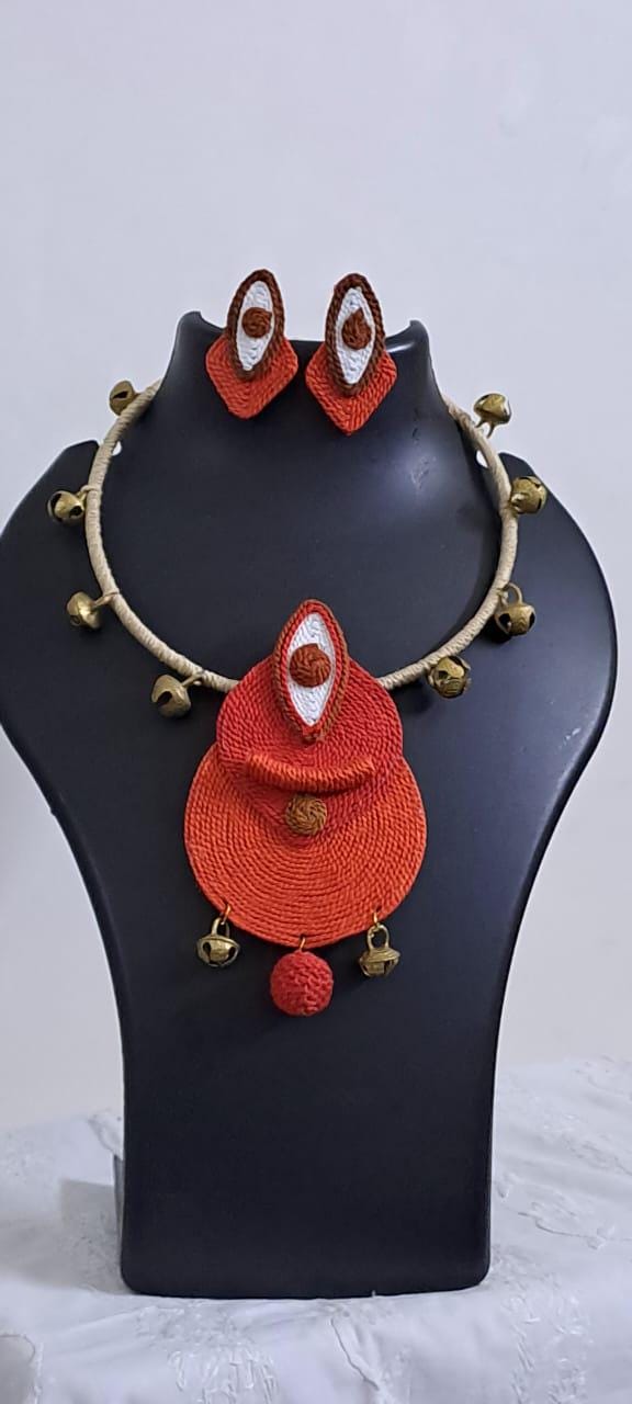Exclusive hasuli necklace set with attractive round eye thread pendant n matching earrings