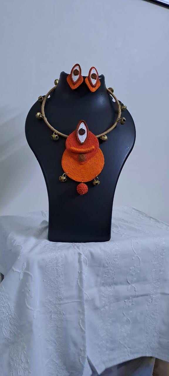 Exclusive hasuli necklace set with attractive round eye thread pendant n matching earrings