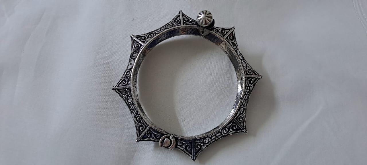 Silver oxidised bracelet/kada