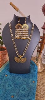 Pearl necklace with golden oxidised pendant
