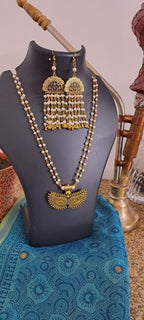 Pearl necklace with golden oxidised pendant