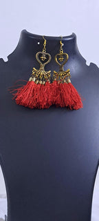 Golden neckband with red silk thread fringes and matching earrings