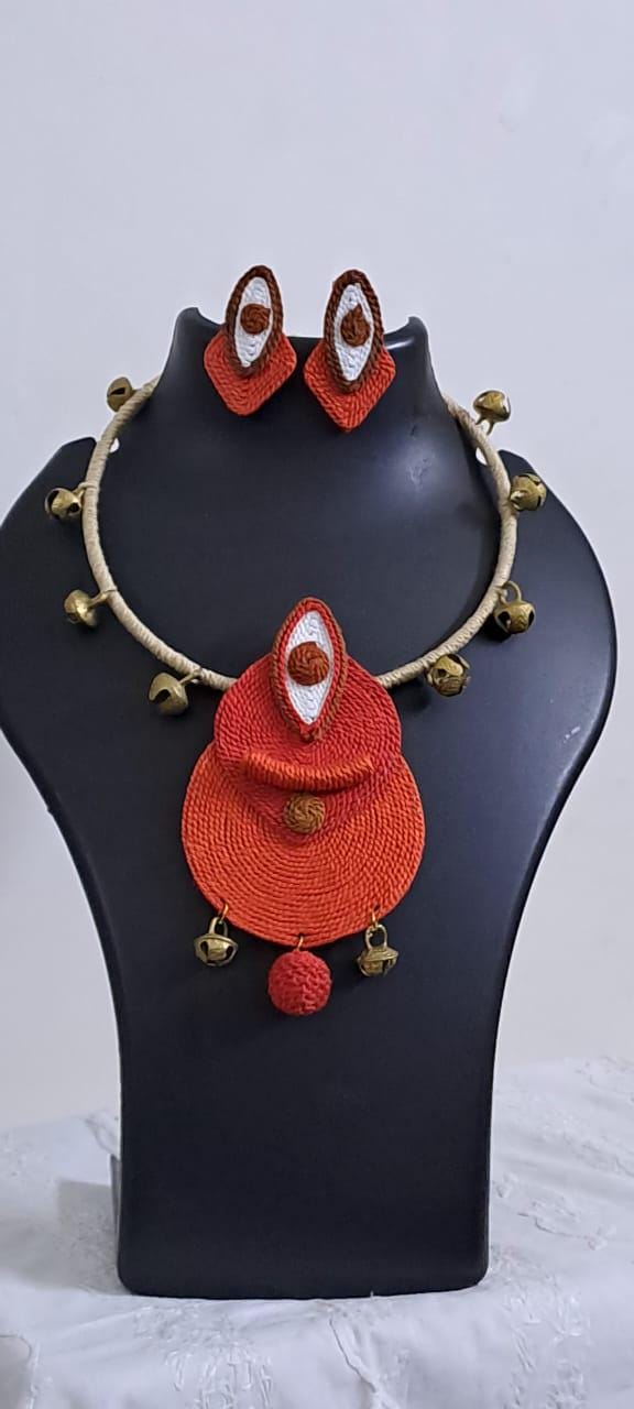 Exclusive hasuli necklace set with attractive round eye thread pendant n matching earrings